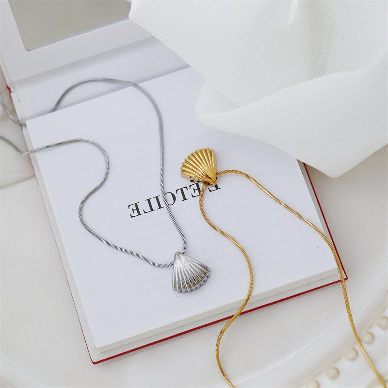 Ocean-Inspired Fan Shell Snake Bone Necklace: Women s Fashionable 18K Gold-Plated Titanium Clavicle Chain
Ocean-Inspired Fan Shell Snake Bone Necklace: Women s Fashionable 18K Gold-Plated Titanium Clavicle Chain