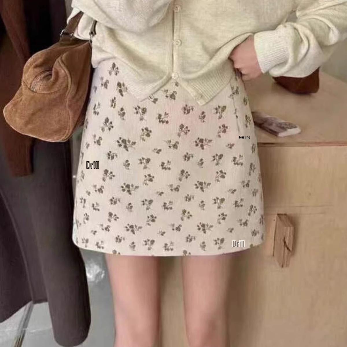 Вельветовая миди-юбка А-силуэта с высокой талией - Облегающий миниатюрный крой для осени/зимы 2024 XS
Вельветовая миди-юбка А-силуэта с высокой талией - Облегающий миниатюрный крой для осени/зимы 2024 XS