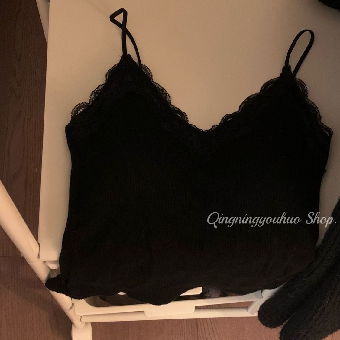 Универсальный кружевной лоскутный топ-майка для женщин осень и зима с нагрудной подушечкой, матовый базовый слой, нижнее белье, топ с V-образным вырезом M
Универсальный кружевной лоскутный топ-майка для женщин осень и зима с нагрудной подушечкой, матовый базовый слой, нижнее белье, топ с V-образным вырезом M