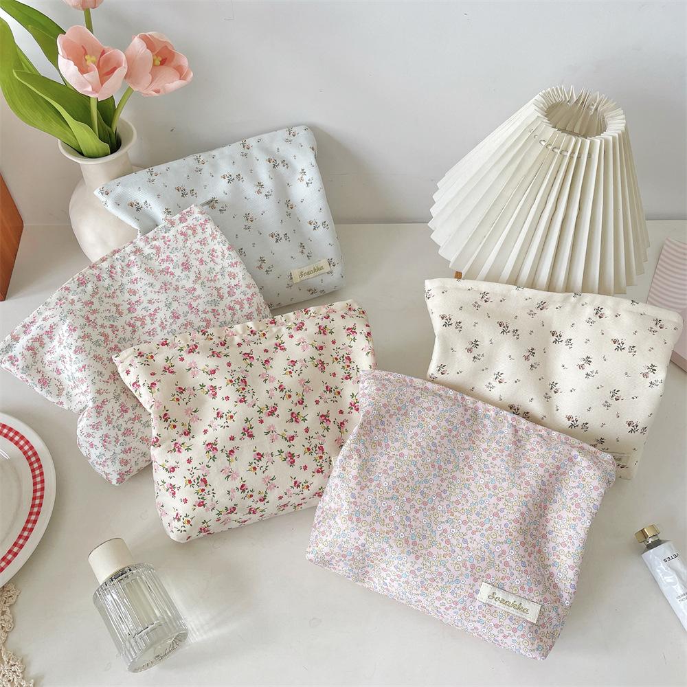 Small fresh floral large-capacity cosmetic bag going out cosmetic lipstick storage and finishing bag бежевий
Small fresh floral large-capacity cosmetic bag going out cosmetic lipstick storage and finishing bag бежевий