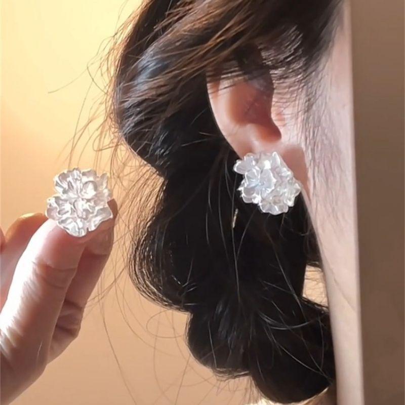 9 Resin flower earrings, small, fresh, simple and versatile stud earrings, niche fashion and high-end earrings.
9 Resin flower earrings, small, fresh, simple and versatile stud earrings, niche fashion and high-end earrings.