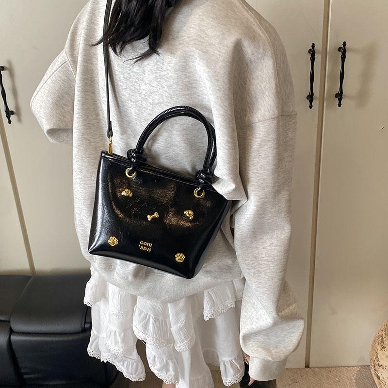 Fashion portable bucket bag 2025 winter new simple casual shoulder oblique span bag high sense чорний
Fashion portable bucket bag 2025 winter new simple casual shoulder oblique span bag high sense чорний