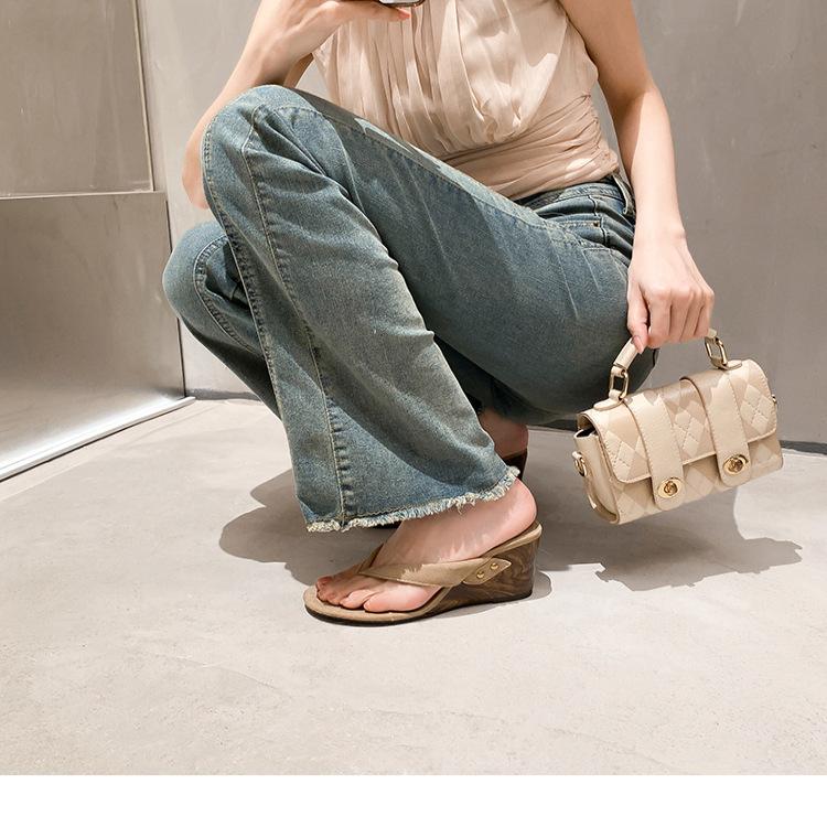 Small height increase platform flip-flops women s summer new beach vacation pinch slippers high heels sandals 35 чорний
Small height increase platform flip-flops women s summer new beach vacation pinch slippers high heels sandals 35 чорний