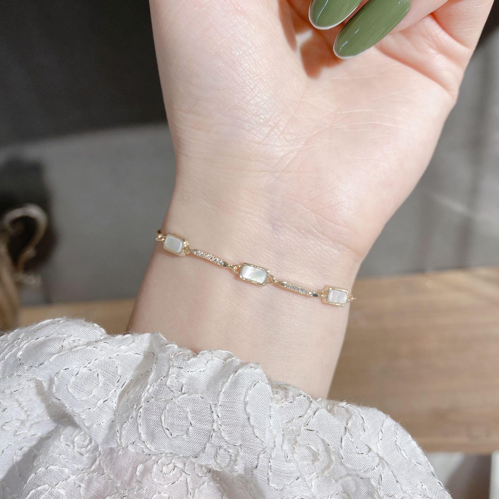 BLINGBY женские браслеты, новые простые нишевые украшения для рук, универсальный браслет в виде ракушки, циркониевый темперамент, веревка для девочек, современные ювелирные изделия, подарок
BLINGBY женские браслеты, новые простые нишевые украшения для рук, универсальный браслет в виде ракушки, циркониевый темперамент, веревка для девочек, современные ювелирные изделия, подарок