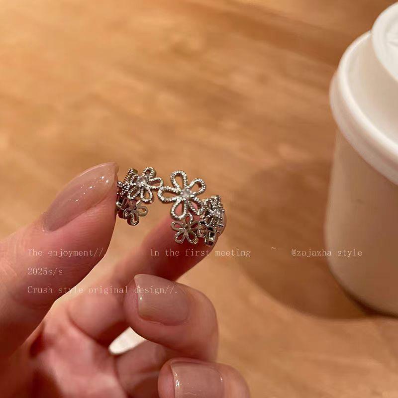 Retro Hollowed-out Lace Flower Ring for Women. Design for The Index Finger. Fashionable and Versatile Ring. срібний
Retro Hollowed-out Lace Flower Ring for Women. Design for The Index Finger. Fashionable and Versatile Ring. срібний