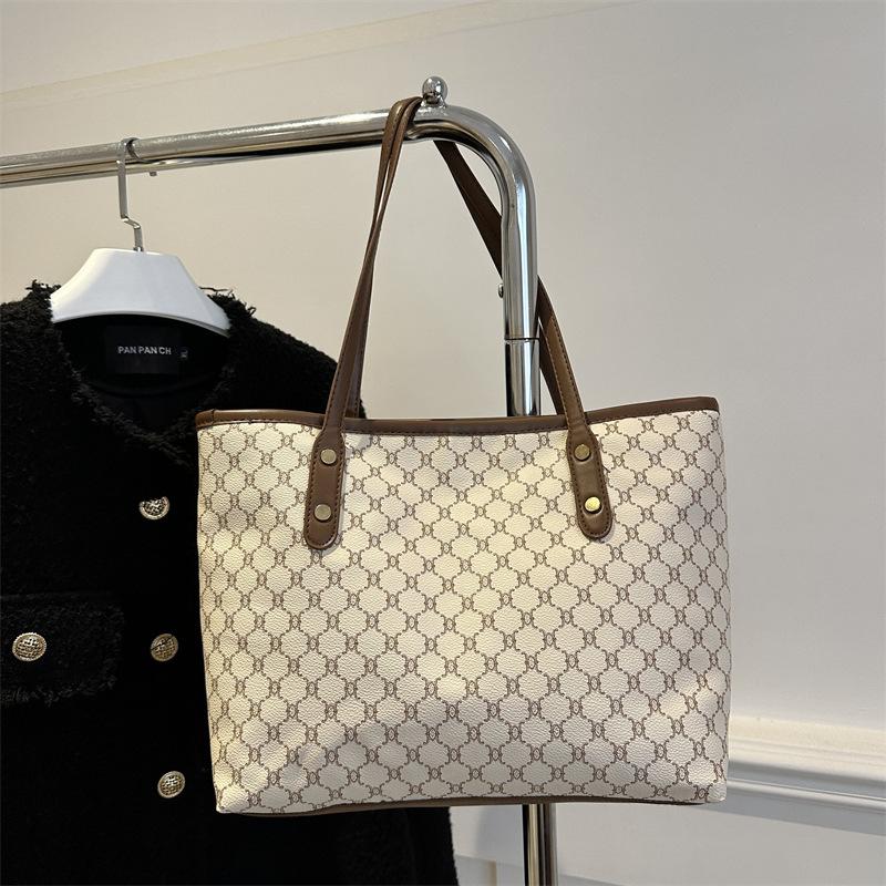 Премиальная сумка женская 2025 новая мода универсальная портативная на плечо сумка офисного работника для поездок на работу большая вместительная сумка-тоут белый