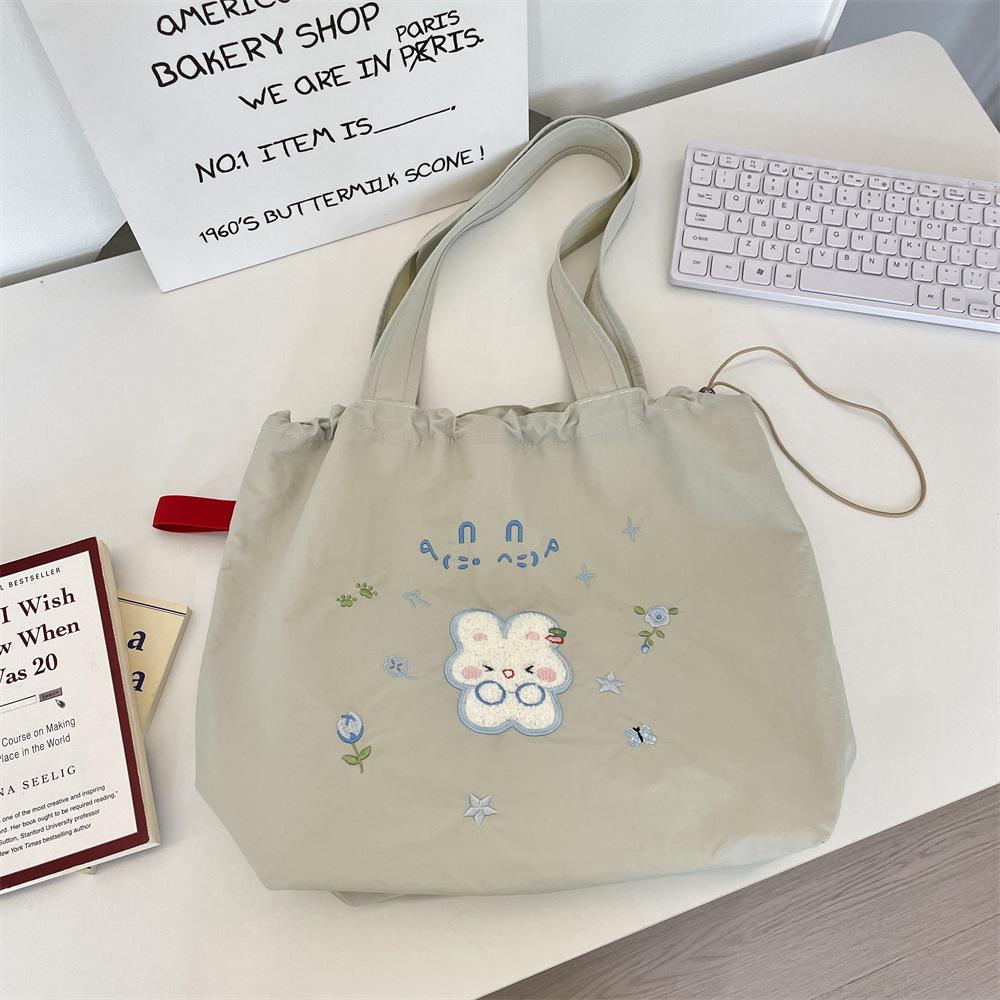 Вышивка маленький свежий большая вместимость сумка на шнурке холщовая сумка девочки сумка через плечо новая универсальная повседневная плечевая
Вышивка маленький свежий большая вместимость сумка на шнурке холщовая сумка девочки сумка через плечо новая универсальная повседневная плечевая