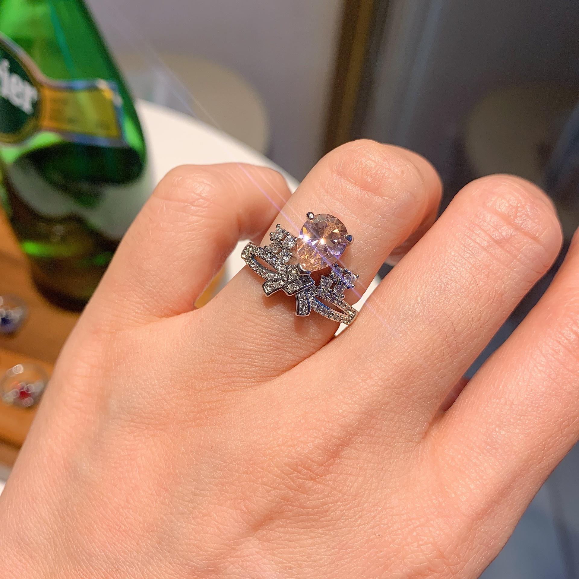 Кольцо Color Treasure Ring Fashion Retro Simulation Pink Diamond Ring Женское Регулируемое Диетическое Кольцо на Средний палец
Кольцо Color Treasure Ring Fashion Retro Simulation Pink Diamond Ring Женское Регулируемое Диетическое Кольцо на Средний палец