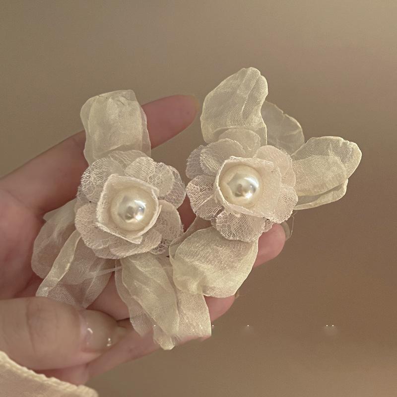 Mesh white chiffon flower pearl earrings fashion stud earrings high sense super fairy versatile earrings
Mesh white chiffon flower pearl earrings fashion stud earrings high sense super fairy versatile earrings