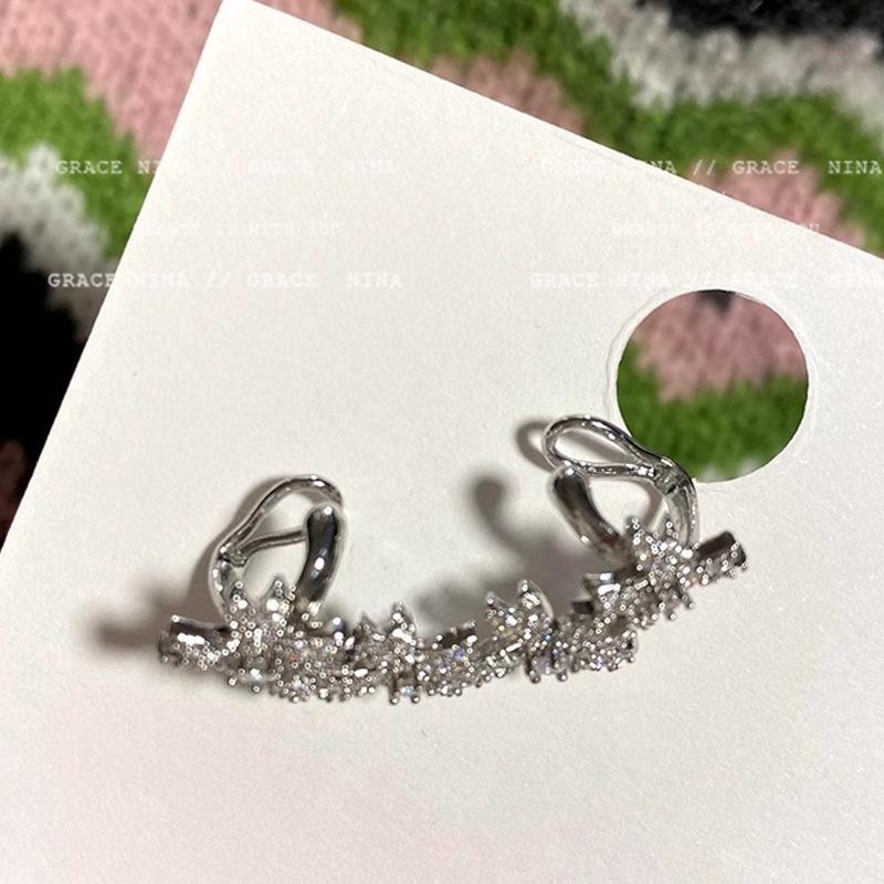 Непроколотые серьги-клипсы с бриллиантовым цветком для женщин - свадебные серьги-каффы на осень/зиму
Непроколотые серьги-клипсы с бриллиантовым цветком для женщин - свадебные серьги-каффы на осень/зиму