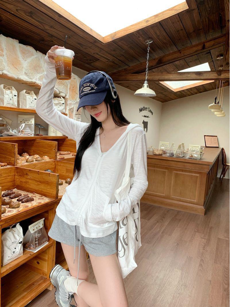 Женский осенний кардиган на молнии с капюшоном в корейском стиле из бамбукового хлопка S белый
Женский осенний кардиган на молнии с капюшоном в корейском стиле из бамбукового хлопка S белый