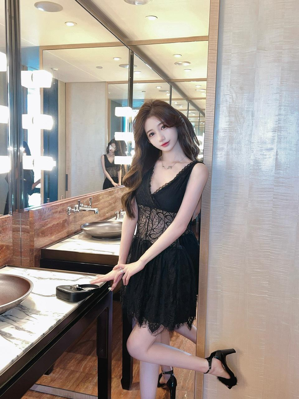 Dress summer sexy temperament V-neck women s lace thin low-cut work clothes work clothes XL чорний
Dress summer sexy temperament V-neck women s lace thin low-cut work clothes work clothes XL чорний