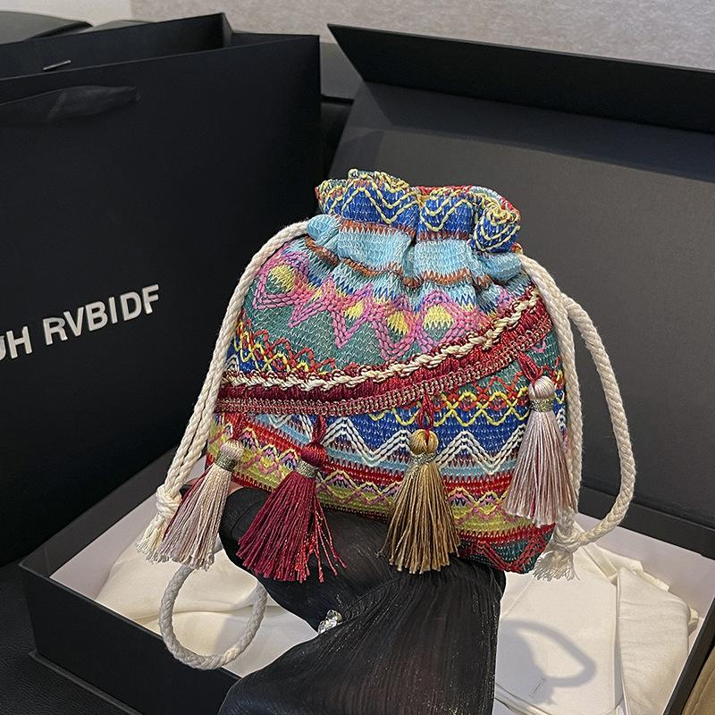 Girls single shoulder messenger bag fringed drawstring money bag bag women s new versatile bucket bag exotic синій
Girls single shoulder messenger bag fringed drawstring money bag bag women s new versatile bucket bag exotic синій
