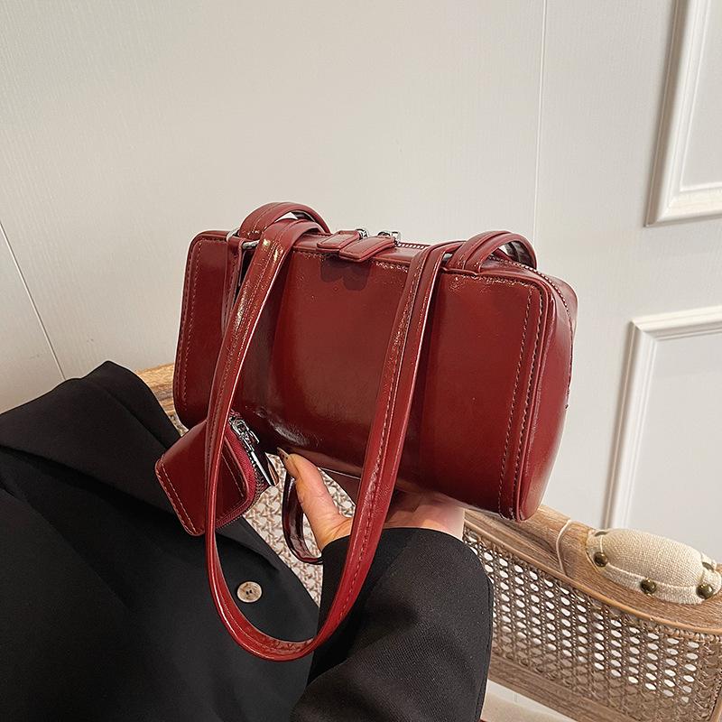 Новая ретро мода под мышкой простая сумочка осень и зима универсальная сумка-подушка на плечо нишевая женская сумка красный
Новая ретро мода под мышкой простая сумочка осень и зима универсальная сумка-подушка на плечо нишевая женская сумка красный