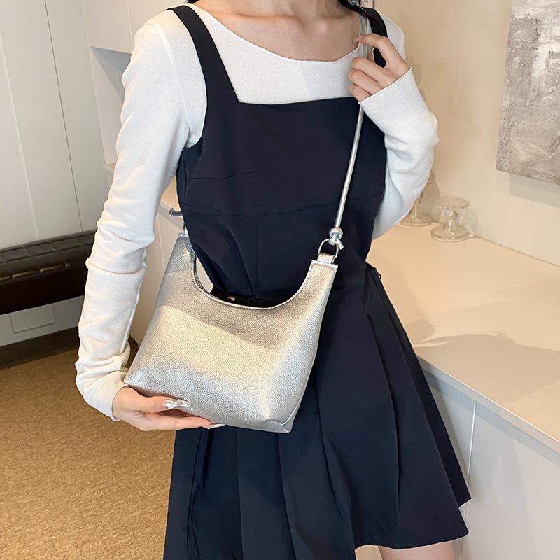 Casual Soft PU Minimalist Single Shoulder Tote Bag - European & American Summer 2025 Trend 24.5*8*22 cm серебряный
Casual Soft PU Minimalist Single Shoulder Tote Bag - European & American Summer 2025 Trend 24.5*8*22 cm серебряный