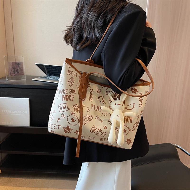 Fashionable Large Capacity Shoulder Bag For Women 2023 New Stylish Urban Minimalist Printed Tote Bag
Fashionable Large Capacity Shoulder Bag For Women 2023 New Stylish Urban Minimalist Printed Tote Bag