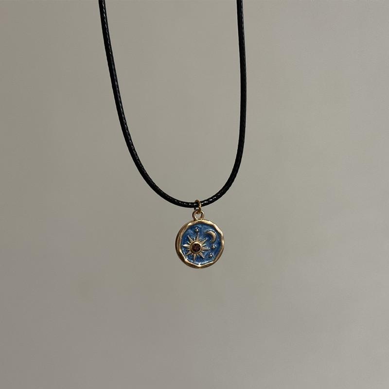 Vintage Drip Oil Flower Sun Pendant Necklace with Leather Rope Unique Antique Style Jewelry Accessory
Vintage Drip Oil Flower Sun Pendant Necklace with Leather Rope Unique Antique Style Jewelry Accessory