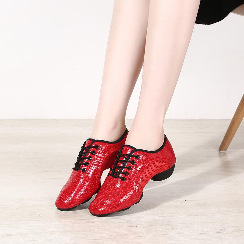 New square dance shoes spring and summer ballroom dance shoes women s soft-soled practice folk dance outdoor dance shoes Latin dance shoes 43 червоний
New square dance shoes spring and summer ballroom dance shoes women s soft-soled practice folk dance outdoor dance shoes Latin dance shoes 43 червоний