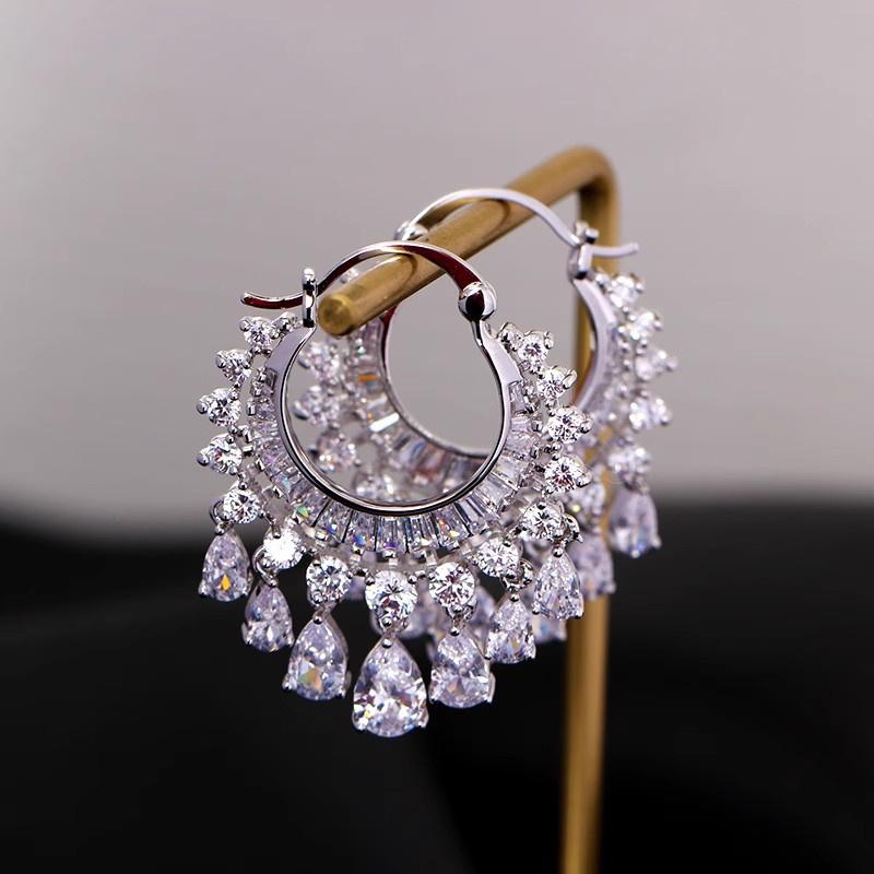 Luxurious Sparkling Zircon Geometric Droplet Shaped Pendant Earrings, Suitable for Women s Wedding Banquet Accessories Zircon
Luxurious Sparkling Zircon Geometric Droplet Shaped Pendant Earrings, Suitable for Women s Wedding Banquet Accessories Zircon