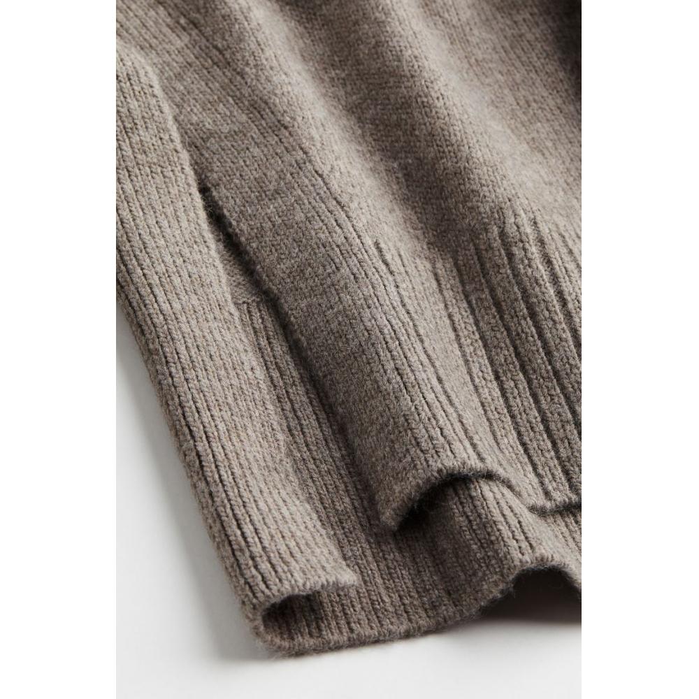 Водолазка свободного кроя HM серого цвета 
Водолазка свободного кроя HM серого цвета