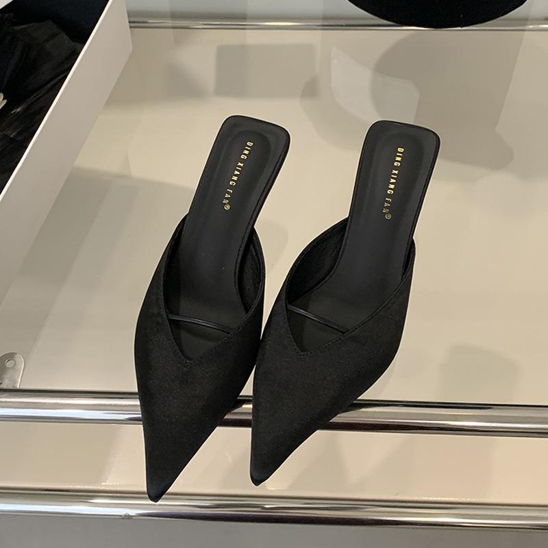 Low-heeled slippers women s early spring new women s shoes niche retro bag head half slippers pointed high-heeled slippers 35 чорний
Low-heeled slippers women s early spring new women s shoes niche retro bag head half slippers pointed high-heeled slippers 35 чорний