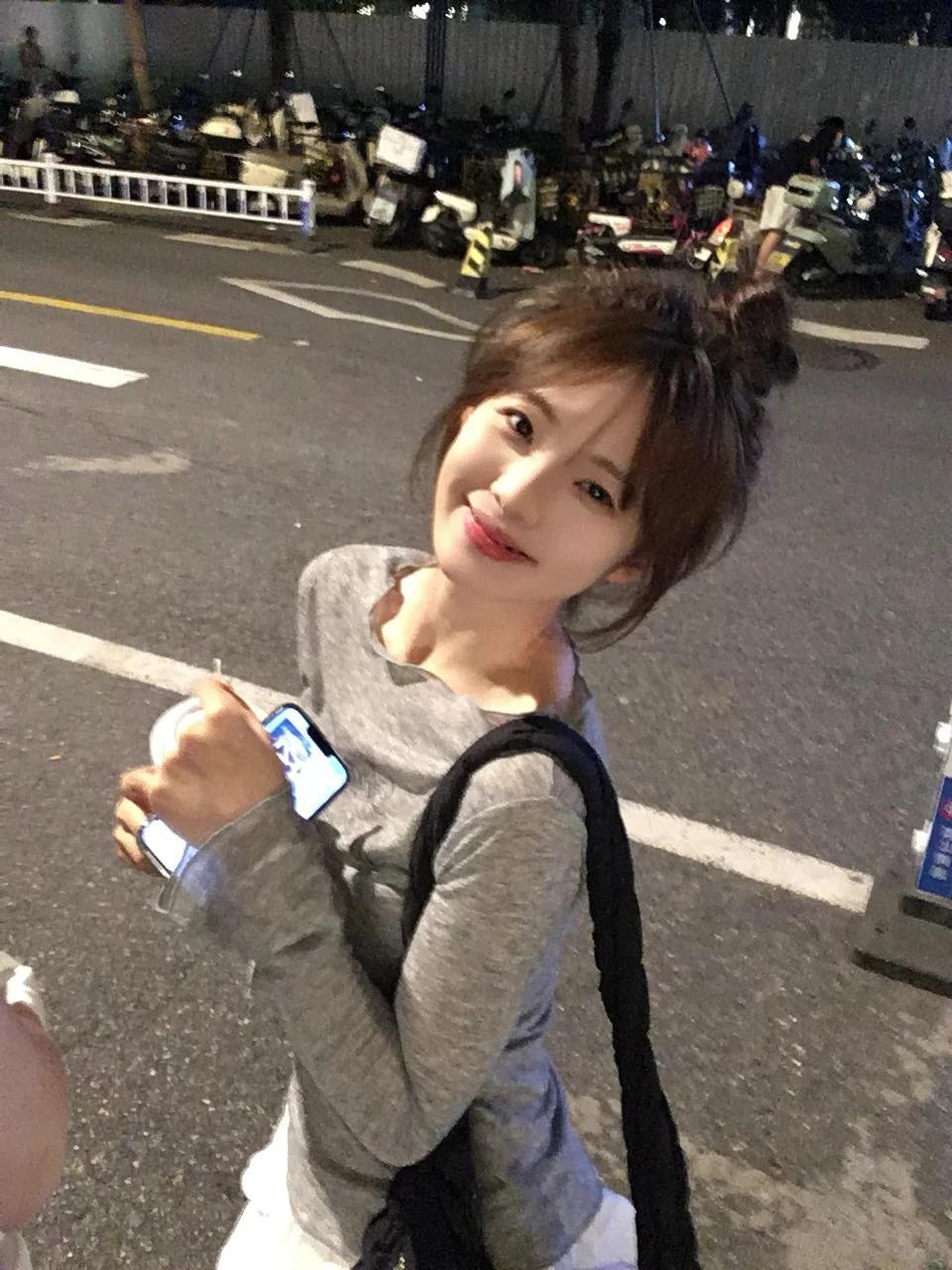 Summer sunscreen blouse women s thin transparent top Lazy wind mesh sense long sleeve Spice girl wind slim bottom T-shirt XL сірий колір
Summer sunscreen blouse women s thin transparent top Lazy wind mesh sense long sleeve Spice girl wind slim bottom T-shirt XL сірий колір