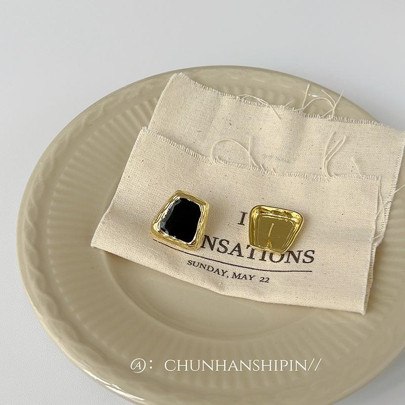 Geometric black square ear clips, mosquito coil discs, fashionable retro oil dripping earrings, women s light luxury niche high-end stud earrings
Geometric black square ear clips, mosquito coil discs, fashionable retro oil dripping earrings, women s light luxury niche high-end stud earrings
