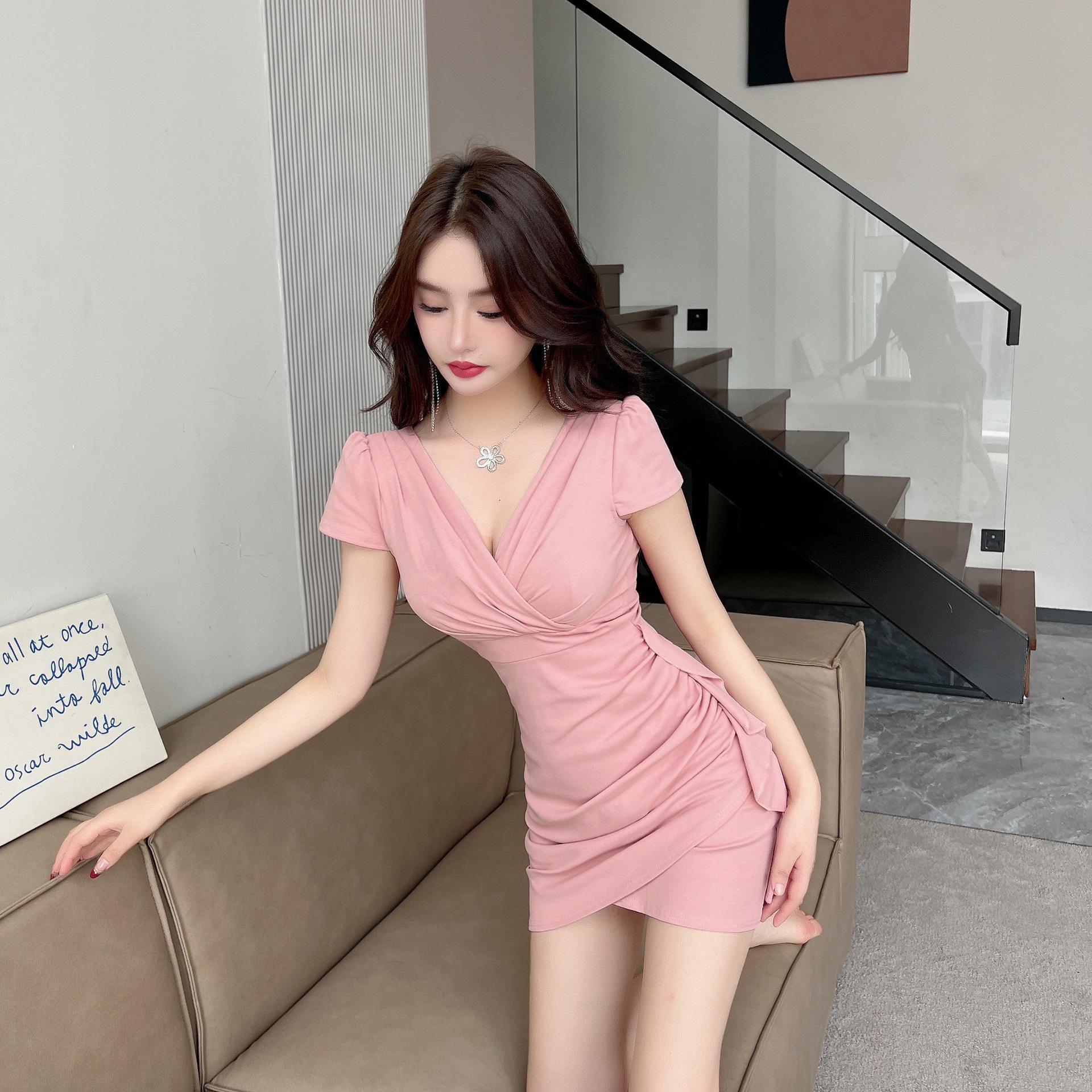 Summer V-neck sexy high elastic cotton tight bottom short-sleeved dress women s pure desire short slim hip skirt L рожевий
Summer V-neck sexy high elastic cotton tight bottom short-sleeved dress women s pure desire short slim hip skirt L рожевий