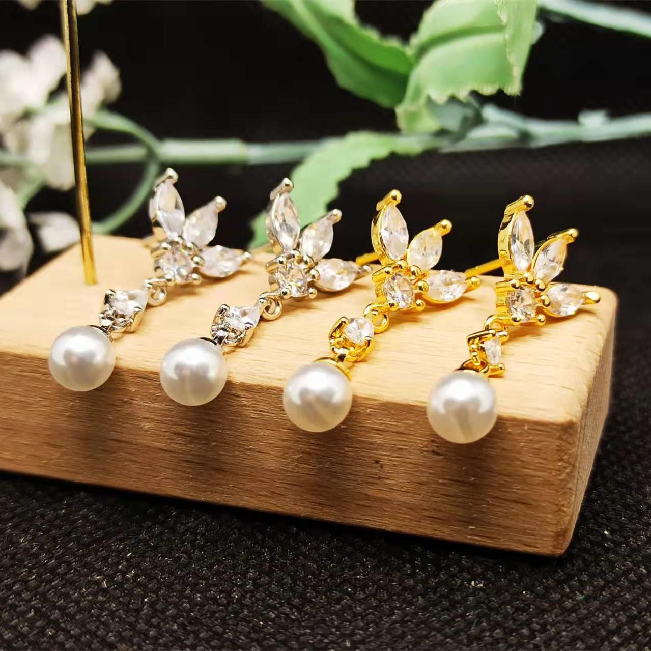 High-End Autumn & Winter Pearl Clover Dangle Earrings - Light Luxury Valentine s Day Gift
High-End Autumn & Winter Pearl Clover Dangle Earrings - Light Luxury Valentine s Day Gift