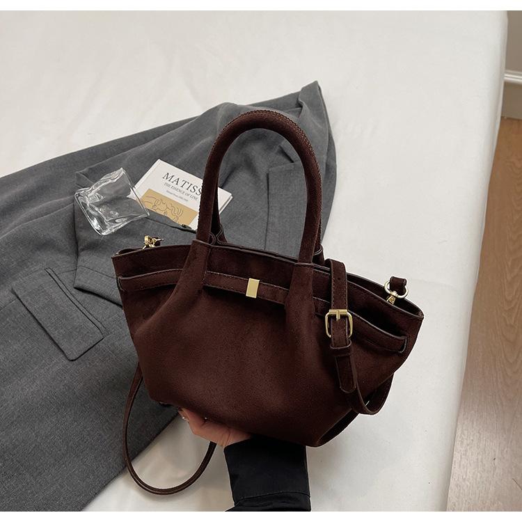 Suede tote bag women s 2025 new autumn and winter high-end niche design large-capacity commuter retro handbag
Suede tote bag women s 2025 new autumn and winter high-end niche design large-capacity commuter retro handbag