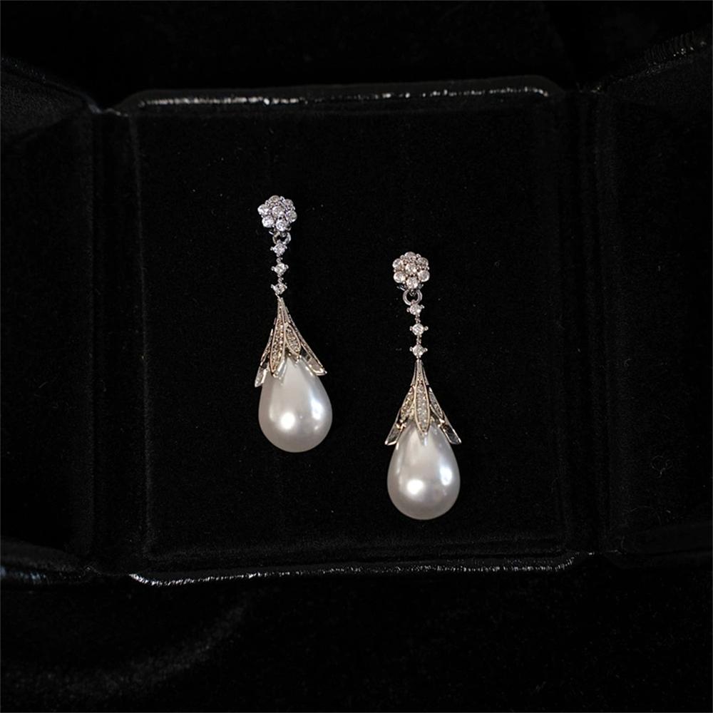 New French Retro Style Earrings Niche And Sparkling Water Droplet Imitation Pearl High-end Feeling Light Luxury studs срібний
New French Retro Style Earrings Niche And Sparkling Water Droplet Imitation Pearl High-end Feeling Light Luxury studs срібний