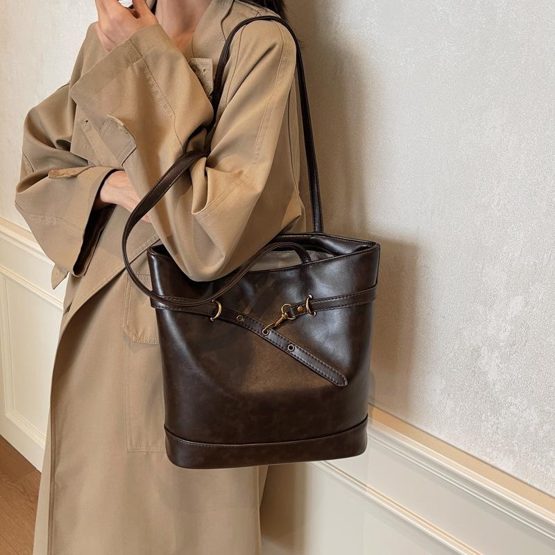 Ретро модная повседневная сумка-тоут под мышкой женская 2025 осень и зима новый тренд универсальная сумка через плечо высококлассная женская сумка 34*13*29 темно-коричневого
Ретро модная повседневная сумка-тоут под мышкой женская 2025 осень и зима новый тренд универсальная сумка через плечо высококлассная женская сумка 34*13*29 темно-коричневого