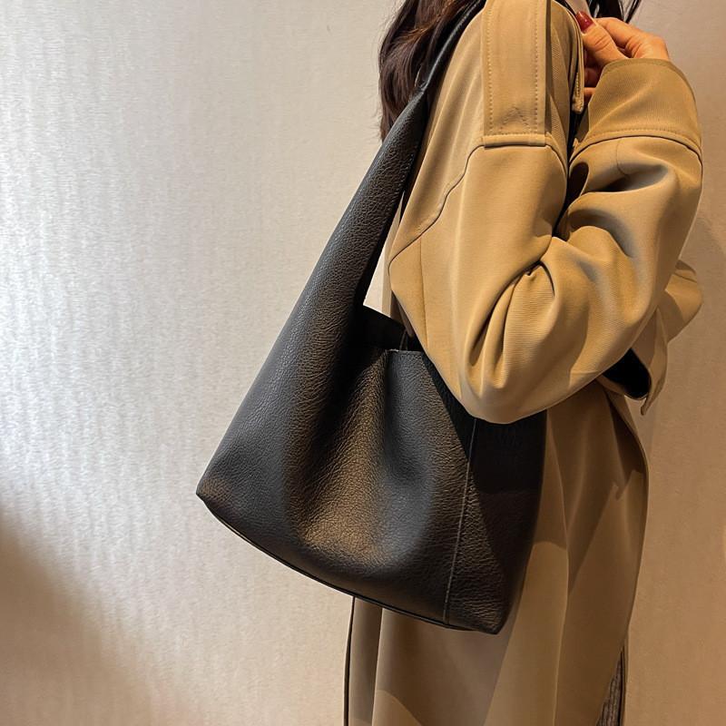Korean Style Chic Big Capacity Tote Bag 2024 New Pure Color Urban Simple Fashion Shoulder Bag High Quality Texture Women чёрный
Korean Style Chic Big Capacity Tote Bag 2024 New Pure Color Urban Simple Fashion Shoulder Bag High Quality Texture Women чёрный
