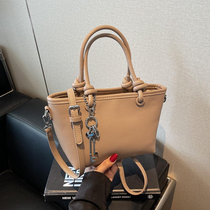 Сегодняшние популярные сумки женские новые летние универсальные сумки-мессенджеры повседневные портативные сумки-ведра хаки
Сегодняшние популярные сумки женские новые летние универсальные сумки-мессенджеры повседневные портативные сумки-ведра хаки