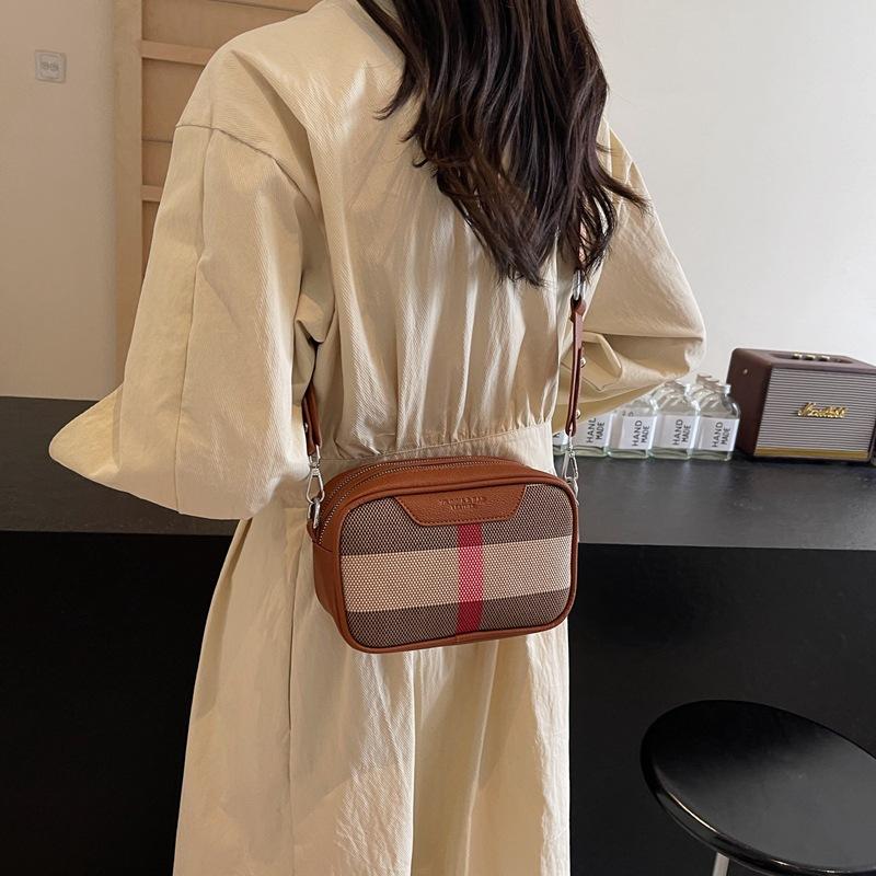 Small square bag women s new contrasting color plaid shoulder bag versatile messenger bag shoulder messenger bag underarm bag білий
Small square bag women s new contrasting color plaid shoulder bag versatile messenger bag shoulder messenger bag underarm bag білий