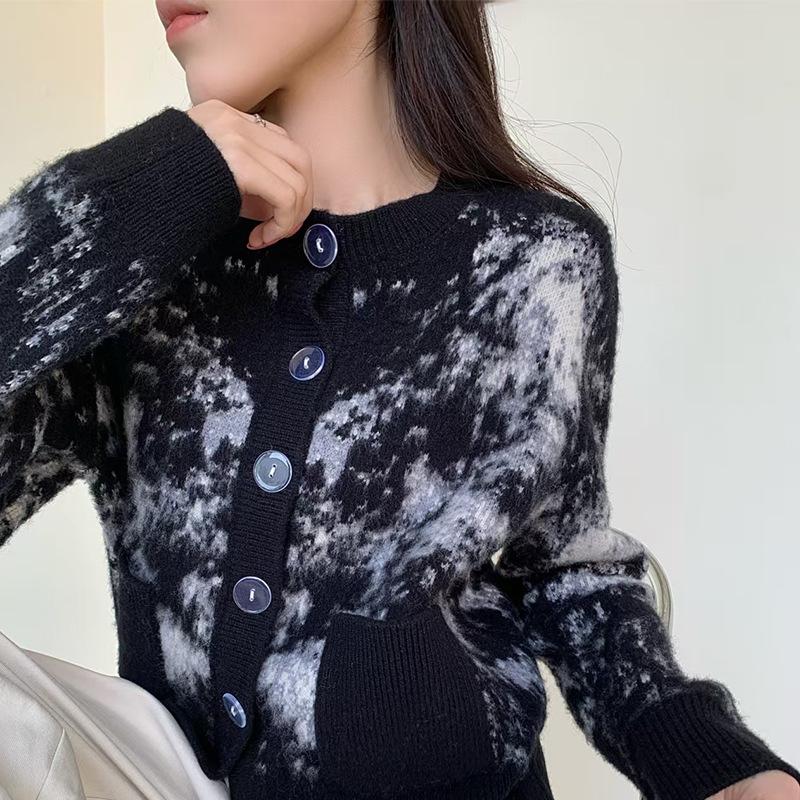 Soft glutinous, retro jacquard short round neck wool cardigan women s high-end lazy loose knitted sweater top autumn L чёрный
Soft glutinous, retro jacquard short round neck wool cardigan women s high-end lazy loose knitted sweater top autumn L чёрный