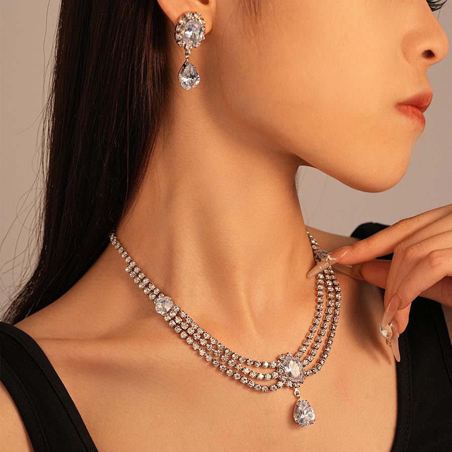 Elegant Zircon Water Drop Multi-Layer Clavicle Necklace for Women - Exquisite & High-End Fashion Accessory
Elegant Zircon Water Drop Multi-Layer Clavicle Necklace for Women - Exquisite & High-End Fashion Accessory