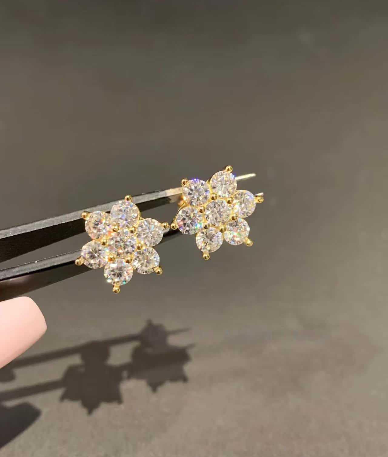 18K Gold Plated S925 Sterling Silver Zircon Snowflake Stud Earrings for Women - Luxurious and Elegant Design 925 Sterling Silver
18K Gold Plated S925 Sterling Silver Zircon Snowflake Stud Earrings for Women - Luxurious and Elegant Design 925 Sterling Silver