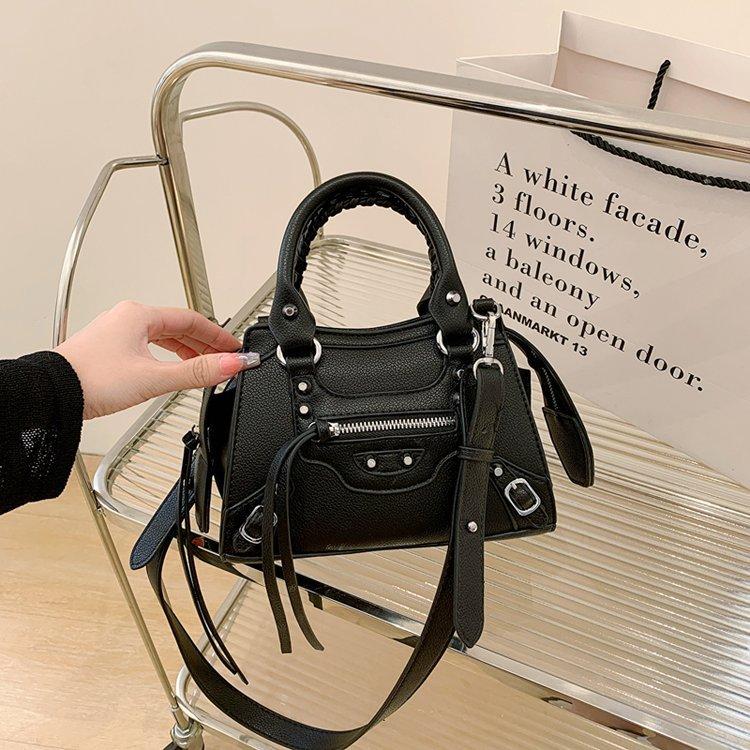 Сумка-локомотив в стиле ретро с заклепками, женская сумка, милая, классная, иностранная, универсальная, вместительная сумка-мессенджер через плечо, женская сумочка. One size чёрный
Сумка-локомотив в стиле ретро с заклепками, женская сумка, милая, классная, иностранная, универсальная, вместительная сумка-мессенджер через плечо, женская сумочка. One size чёрный