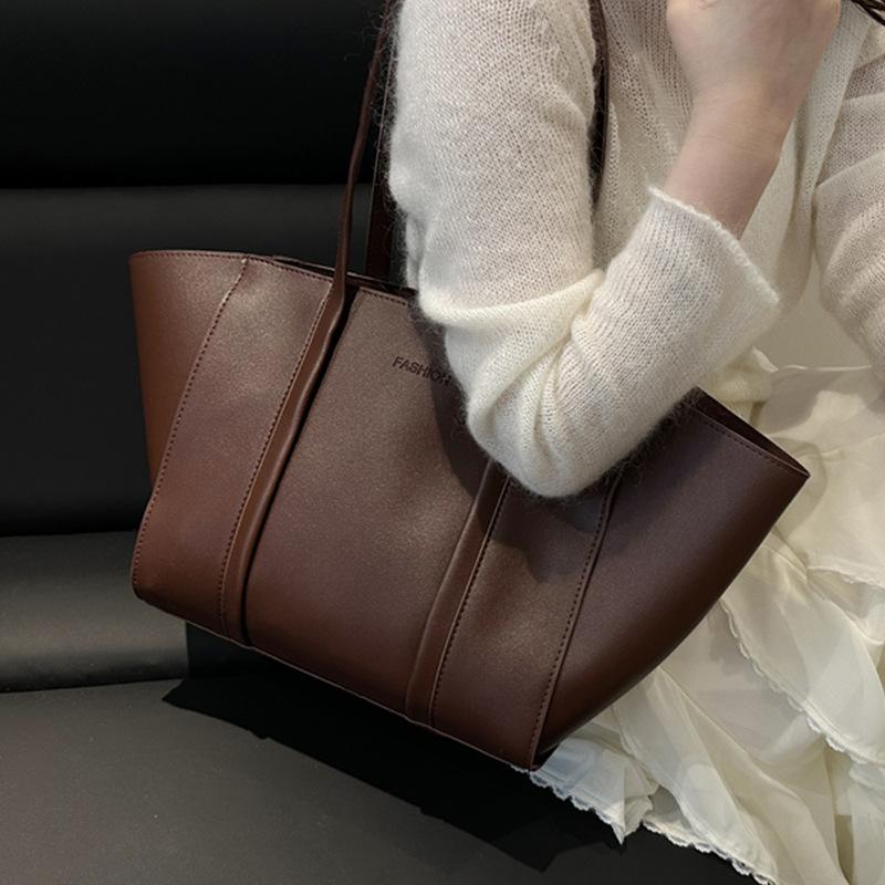 Women s bags, large-capacity tote bags, new fashion casual armpit bags, mother and child bags, shoulder handbags, wing bags.
Women s bags, large-capacity tote bags, new fashion casual armpit bags, mother and child bags, shoulder handbags, wing bags.