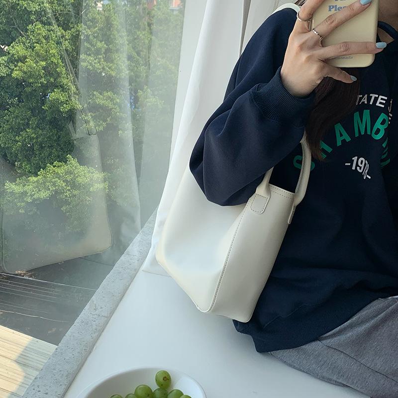 Черная сумка-тоут из искусственной кожи2023Новая женская сумка-тоут большой вместимости на молнии в стиле минимализма, классическая модная школьная сумка для поездок на работу Tide белый
Черная сумка-тоут из искусственной кожи2023Новая женская сумка-тоут большой вместимости на молнии в стиле минимализма, классическая модная школьная сумка для поездок на работу Tide белый