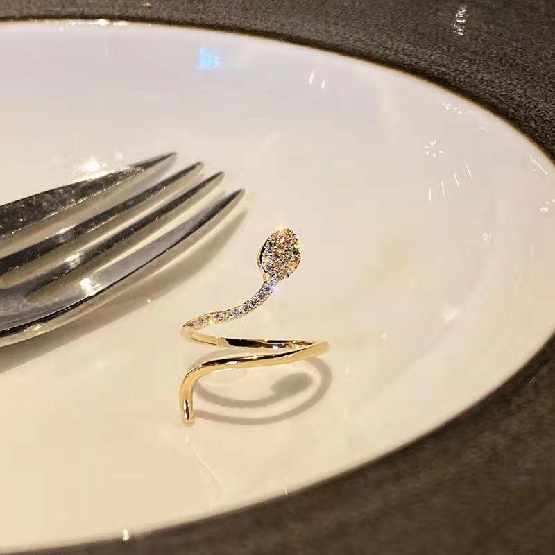 Niche Design Cold Wind Slightly Inlaid Zircon Gold Snake Ring Women S Opening Adjustable Light Luxury High-End Index Finger Ring adjustable opening золотой
Niche Design Cold Wind Slightly Inlaid Zircon Gold Snake Ring Women S Opening Adjustable Light Luxury High-End Index Finger Ring adjustable opening золотой