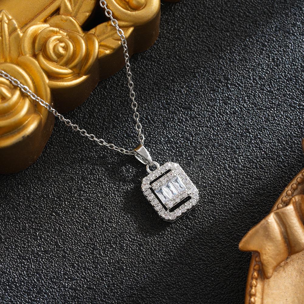 Stylish Zircon Clavicle Necklace - Japanese Korean Trend for Women Influencers
Stylish Zircon Clavicle Necklace - Japanese Korean Trend for Women Influencers