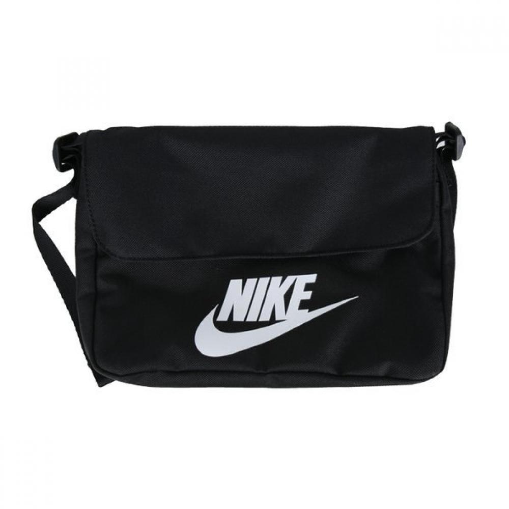 Nike Futura Crossbody Bag Single item
Nike Futura Crossbody Bag Single item