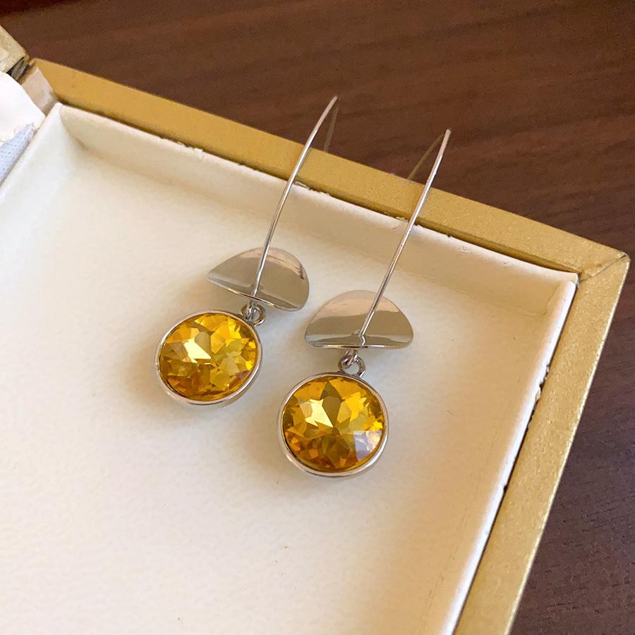 Diamond-encrusted geometric sequins fringed ear hooks retro simple fashion commuter earrings niche high-end personalized earrings women
Diamond-encrusted geometric sequins fringed ear hooks retro simple fashion commuter earrings niche high-end personalized earrings women