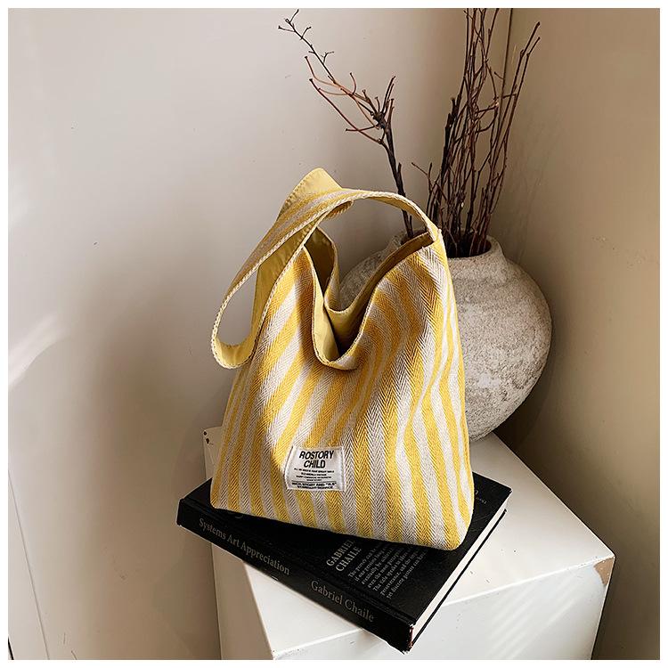 Весна новая литературная ниша литературная двусторонняя сумка через плечо сзади повседневная полосатая простая сумочка жёлтый
Весна новая литературная ниша литературная двусторонняя сумка через плечо сзади повседневная полосатая простая сумочка жёлтый