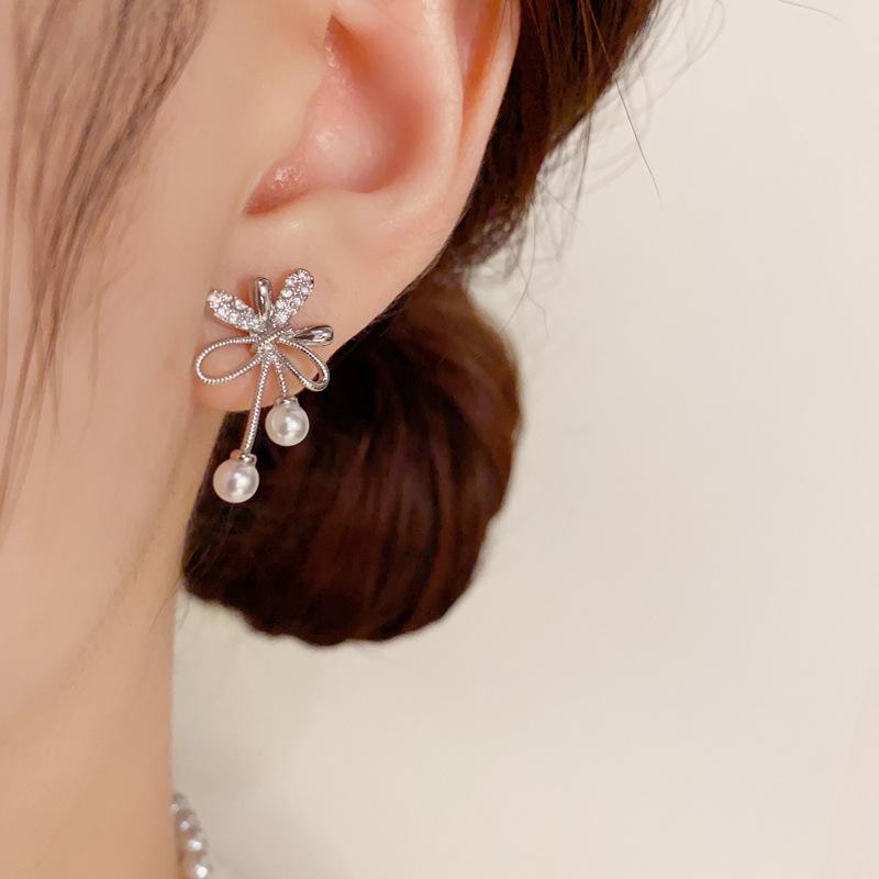 Bow autumn and winter women s no new pearl light luxury high-end sense niche earrings temperament unique earrings
Bow autumn and winter women s no new pearl light luxury high-end sense niche earrings temperament unique earrings