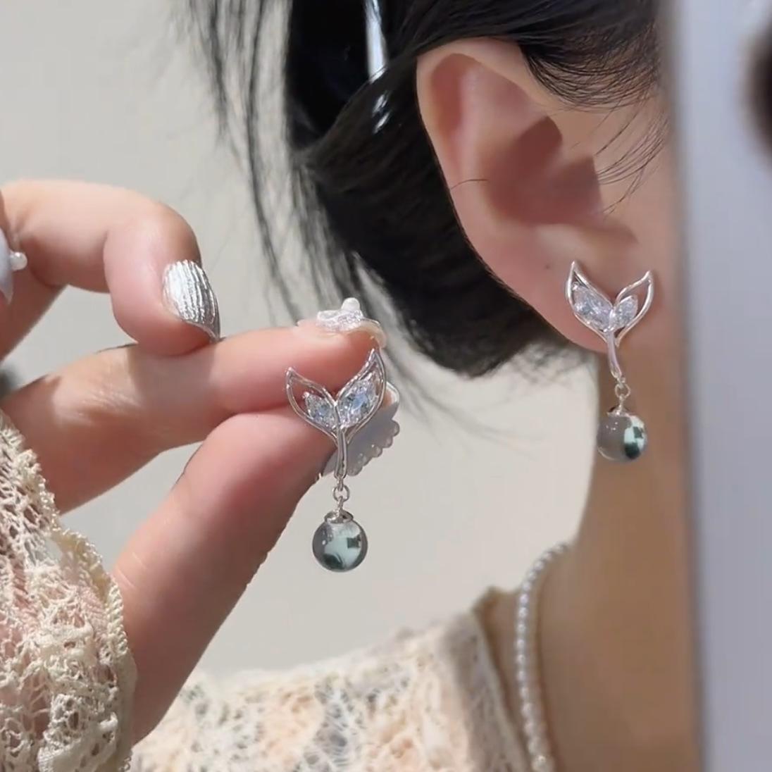 Zircon fishtail pendant earrings, exquisite and versatile temperament earrings, niche fashion and high-end earrings for women
Zircon fishtail pendant earrings, exquisite and versatile temperament earrings, niche fashion and high-end earrings for women