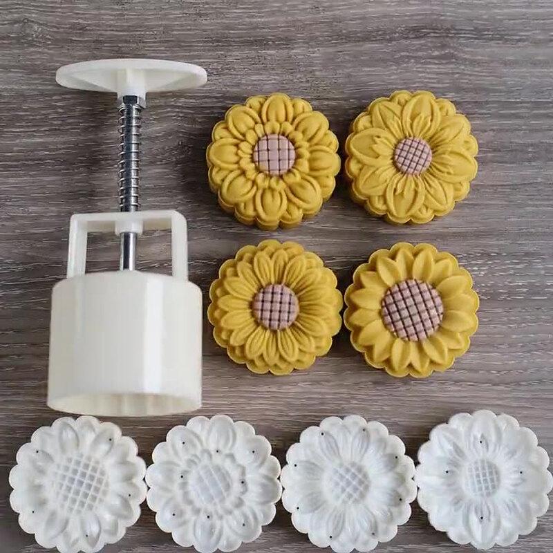 Chinese Hand Press Mooncake Mold Set (75g)
Chinese Hand Press Mooncake Mold Set (75g)