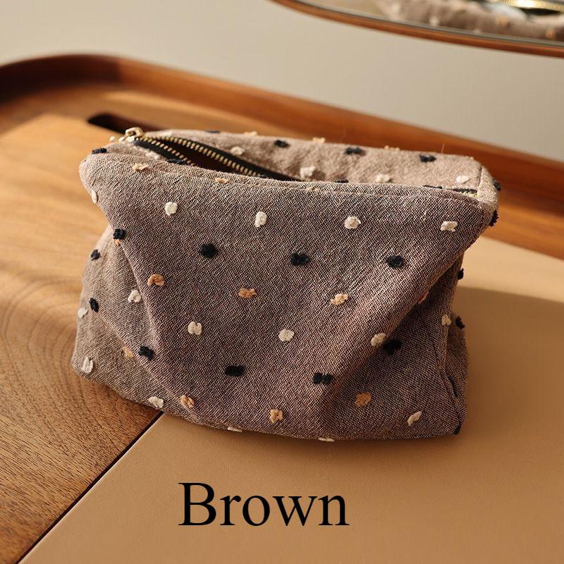 A Square Striped Fabric Makeup Bag with a Three-Dimensional Design, Featuring a Zipper for Storage, Perfect for Travel And Carry
A Square Striped Fabric Makeup Bag with a Three-Dimensional Design, Featuring a Zipper for Storage, Perfect for Travel And Carry